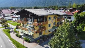 una vista aerea di un edificio in un villaggio di Gästehaus Gastl a Mieming