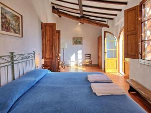 1 dormitorio con 1 cama azul grande en una habitación en Apartment L'Oleandro-12 by Interhome, en Grassina