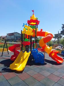 un parque infantil con tobogán y tobogán en Complex Casa Ani, en Eforie Nord