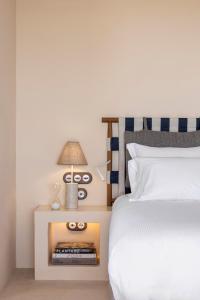 una camera con letto e tavolo con lampada di Dunas de Formentera a Es Arenals