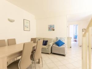 une salle à manger avec une table, des chaises et un canapé dans l'établissement Holiday Home Elena by Interhome, à Castiglione della Pescaia 17 autres photos