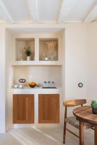 uma cozinha com armários de madeira e uma mesa em Dunas de Formentera em Es Arenals