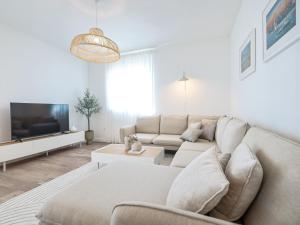 ein Wohnzimmer mit Sofa und Fernseher in der Unterkunft Villa Grota by Interhome in Maslenica + 60 Fotos