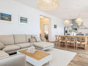 ein Wohnzimmer mit Sofa und Tisch in der Unterkunft Villa Grota by Interhome in Maslenica