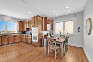 Köök või kööginurk majutusasutuses Spacious Oceanfront Home Close to TPC and St Augustine - Immediate Availability