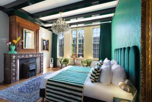 sypialnia z łóżkiem i zieloną ścianą w obiekcie Hotel des Arts w Amsterdamie