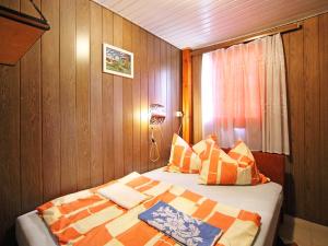 1 dormitorio con 1 cama en un barco en Chalet Rosso by Interhome en Balatonmáriafürdő