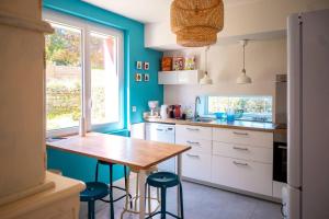 Η κουζίνα ή μικρή κουζίνα στο Ty Swannee, Ty Swannee maison familiale +16 φωτογραφίες