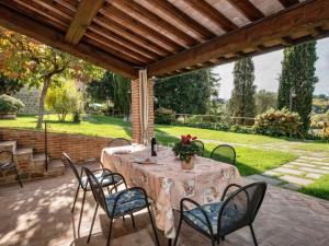 stół i krzesła na patio w obiekcie Holiday Home Casa Graziani-1 by Interhome w mieście Ravigliano