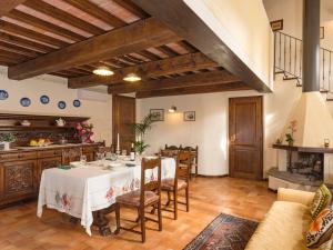 kuchnia i jadalnia ze stołem i krzesłami w obiekcie Holiday Home Casa Graziani-1 by Interhome w mieście Ravigliano
