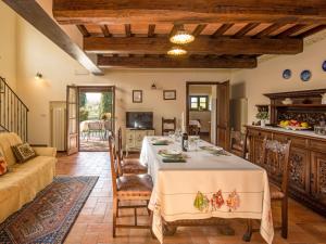 kuchnia i salon ze stołem i kanapą w obiekcie Holiday Home Casa Graziani-1 by Interhome w mieście Ravigliano