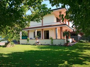 Vonkajšia záhrada v ubytovaní Villa Villa Chiara by Interhome