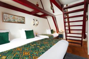sypialnia z 2 łóżkami i schodami w obiekcie Hotel des Arts w Amsterdamie