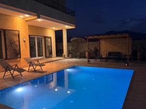 una piscina frente a una casa por la noche en Peaceful Pool Villa, en Marrakech