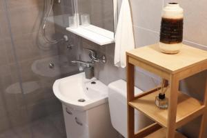 Bilik mandi di Studio Apartman Zrinka