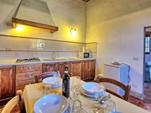 una cocina con una mesa con platos y copas de vino en Apartment L'Arrampicata-15 by Interhome, en Grassina
