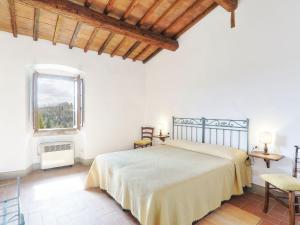 Un dormitorio blanco con una cama grande y una ventana en Apartment La Terrazza by Interhome, en Grassina