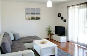 a living room with a couch and a tv at Cozy Apartment In Smrika With Kitchen in Šmrika