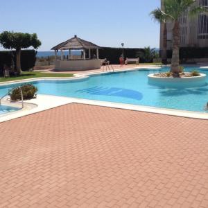 Bazén v ubytovaní Apartamento Cabo Mar alebo v jeho blízkosti