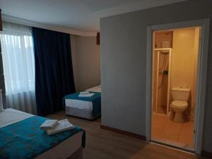 Postel nebo postele na pokoji v ubytování Side Yeşilöz Hotel