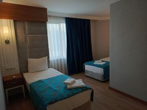 Postel nebo postele na pokoji v ubytování Side Yeşilöz Hotel