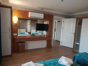 TV a/nebo společenská místnost v ubytování Side Yeşilöz Hotel