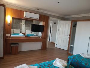TV a/nebo společenská místnost v ubytování Side Yeşilöz Hotel