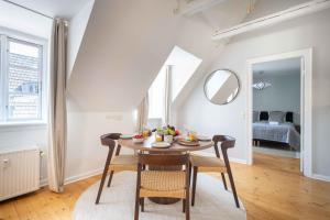 een eetkamer met een tafel en stoelen bij Unique Apartment w Exposed Beams Next to Tivoli in Kopenhagen