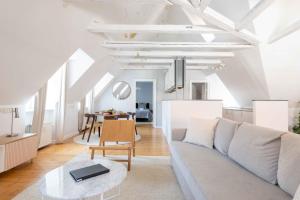 een woonkamer met een bank en een tafel bij Unique Apartment w Exposed Beams Next to Tivoli in Kopenhagen