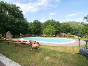 San Lupo的住宿－Holiday Home Domus Incantada by Interhome，一个带两把椅子的游泳池