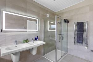 un baño con lavabo y ducha en Rafters Lodge, Nr Saunton, en Georgeham