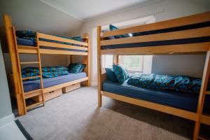 Postel nebo postele na pokoji v ubytování Rowardennan Youth Hostel