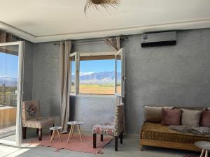 - un salon avec un canapé et une fenêtre dans l'établissement Peaceful Pool Villa, à Marrakech