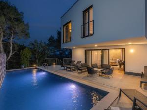Piscina de la sau aproape de Holiday Home Villa Visum Mare Unus by Interhome