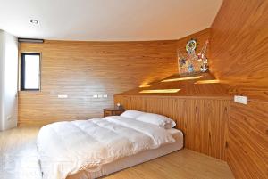 Rúm í herbergi á Captain Ou Homestay