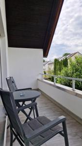 una sedia nera e un tavolo sul balcone di MaxMir - Tannenweg Iserlohn a Iserlohn