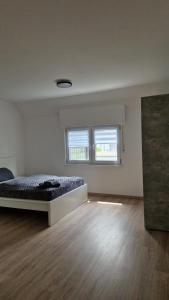 Camera bianca con un letto e due finestre di MaxMir - Tannenweg Iserlohn a Iserlohn