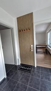 ein Raum mit einer Tür und einer Bank im Hintergrund in der Unterkunft MaxMir - Tannenweg Iserlohn in Iserlohn