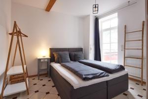 Un dormitorio con una cama con almohadas azules. en Mosel-Loft, en Bernkastel-Kues