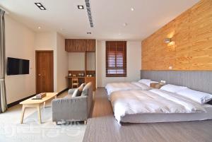 Rúm í herbergi á Captain Ou Homestay
