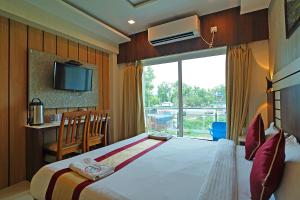 Postel nebo postele na pokoji v ubytování Sea Resort !! 500 Metre Dheusagar Park !! New Digha !! Pet Friendly !!