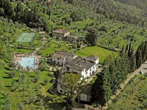 een luchtzicht op een huis met een tuin bij Apartment Villa Grassina-9 by Interhome in Pelago