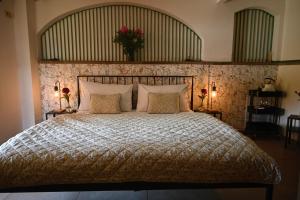 una camera da letto con un grande letto con cuscini rosa di Penzion Jízdárna Hejtmánkovice a Broumov