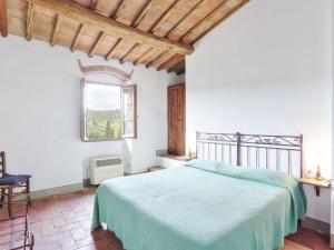 1 dormitorio con 1 cama con colcha verde y ventana en Apartment Il Forno-14 by Interhome, en Grassina
