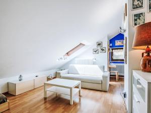 Posezení v ubytování Apartment Mansarda Golfieri by Interhome