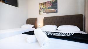 2 łóżka z białymi poduszkami w pokoju w obiekcie Todo apartements w Durrës