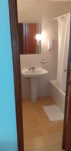 Bilik mandi di Hostal Entrimeña 2