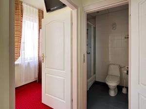 een badkamer met een toilet en een raam bij Fry House in Warschau