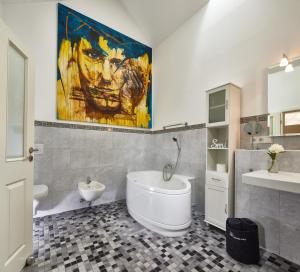 a bathroom with a large painting on the wall at Mosel-Loft in Bernkastel-Kues