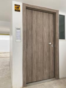 雅典Walk into Dream of Acropolis 6的建筑中的木门,上面有标志